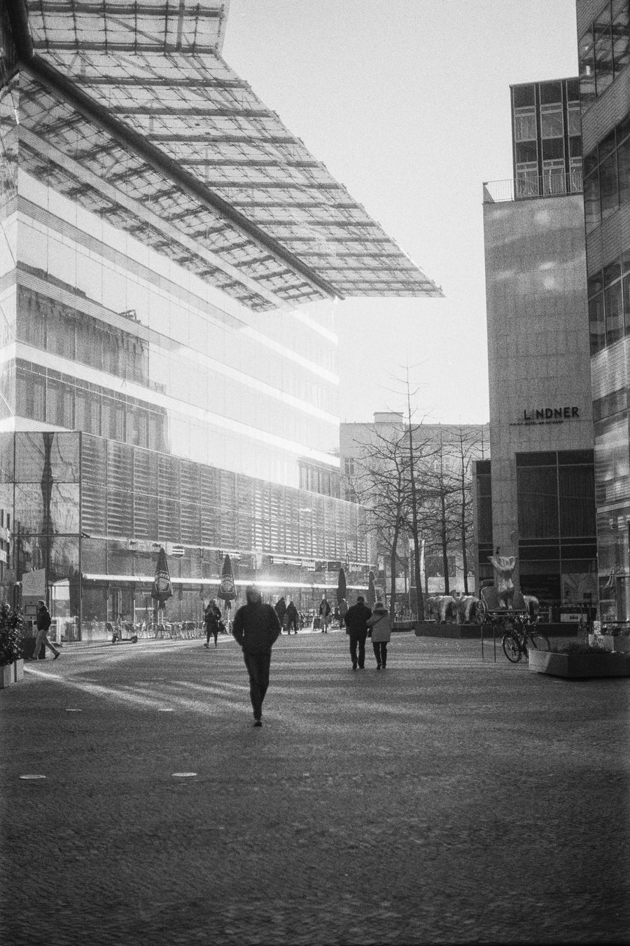 Kurfürstendamm in Schwarz-Weiß, analoge Aufnahme